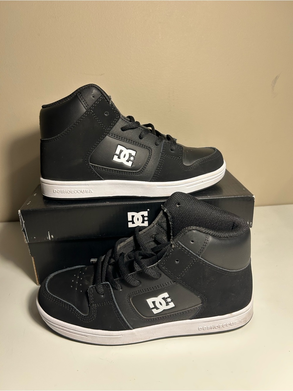 DC- black high top sneakers, 4.5 kids sw